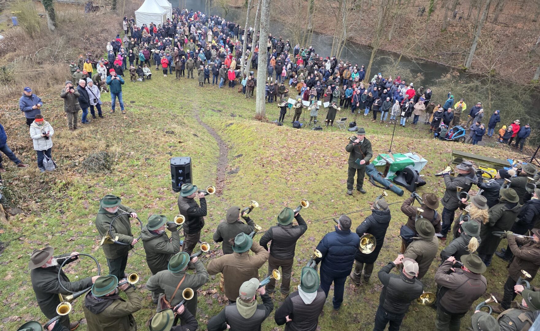 Mit mehr als 40 Jagdhornbläserinnen und Jagdhornbläsern und einer feierlichen Alphorn-Eröffnung vom Floß zeigte das Neujahrsblasen am Askanierturm erneut, wie lebendig und eindrucksvoll jagdliches Brauchtum in Brandenburg gelebt wird.