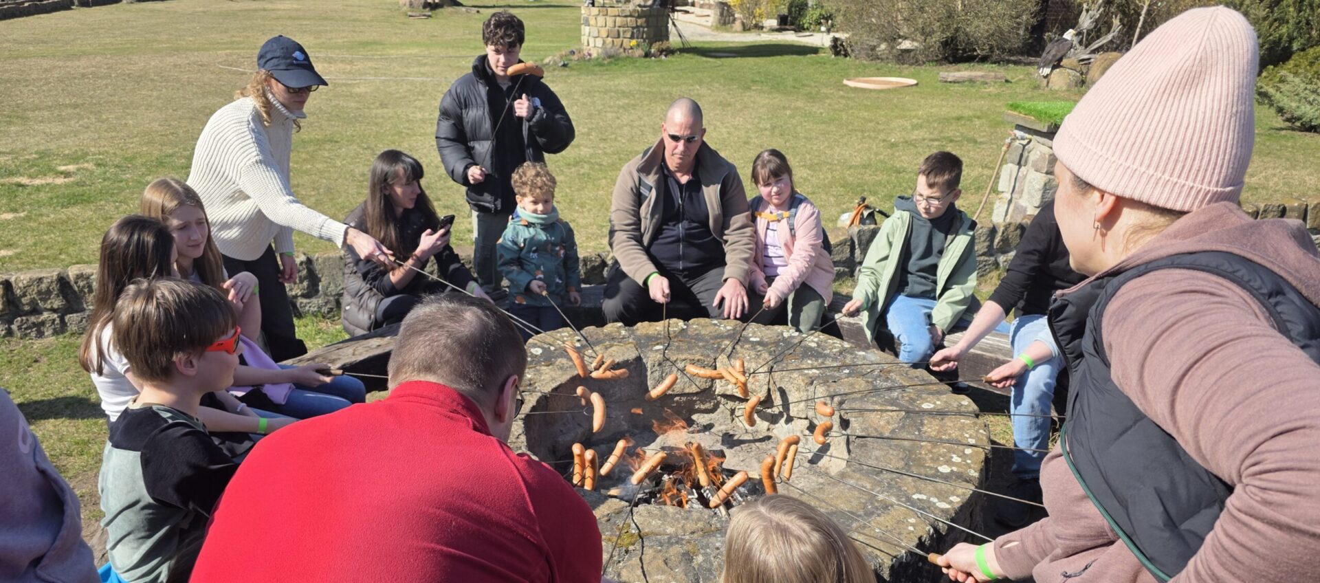 Ein Tag voller Freude, Naturerlebnisse und gemeinsamer Momente: Beim vierten Waldtag mit ActiveOncoKids standen die Greifvögel im Mittelpunkt. Der Falkenhof in Potsdam bot dafür den idealen Rahmen.