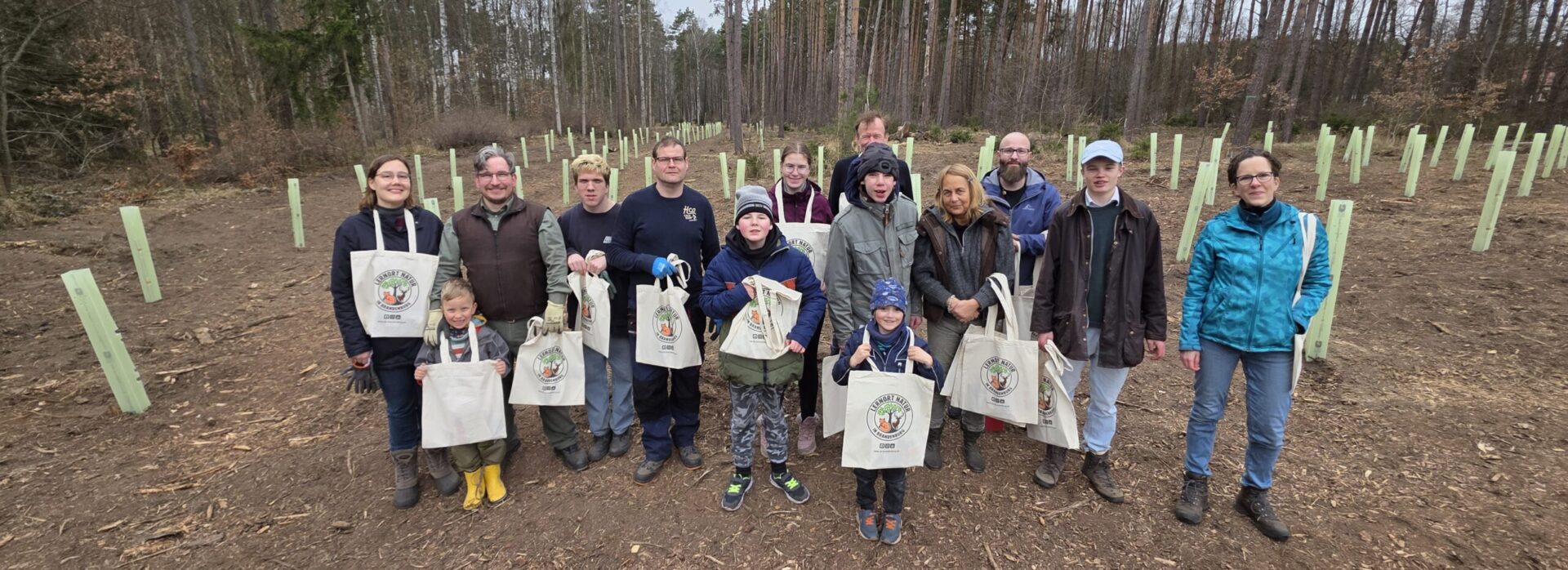 Spaten in die Hand, Bäume in die Erde: In Groß Schönebeck wurden 400 junge Bäume gepflanzt. Lebenshilfe Barnim und LJVB mit gemeinsamer Pflanzaktion für den Wald von morgen.